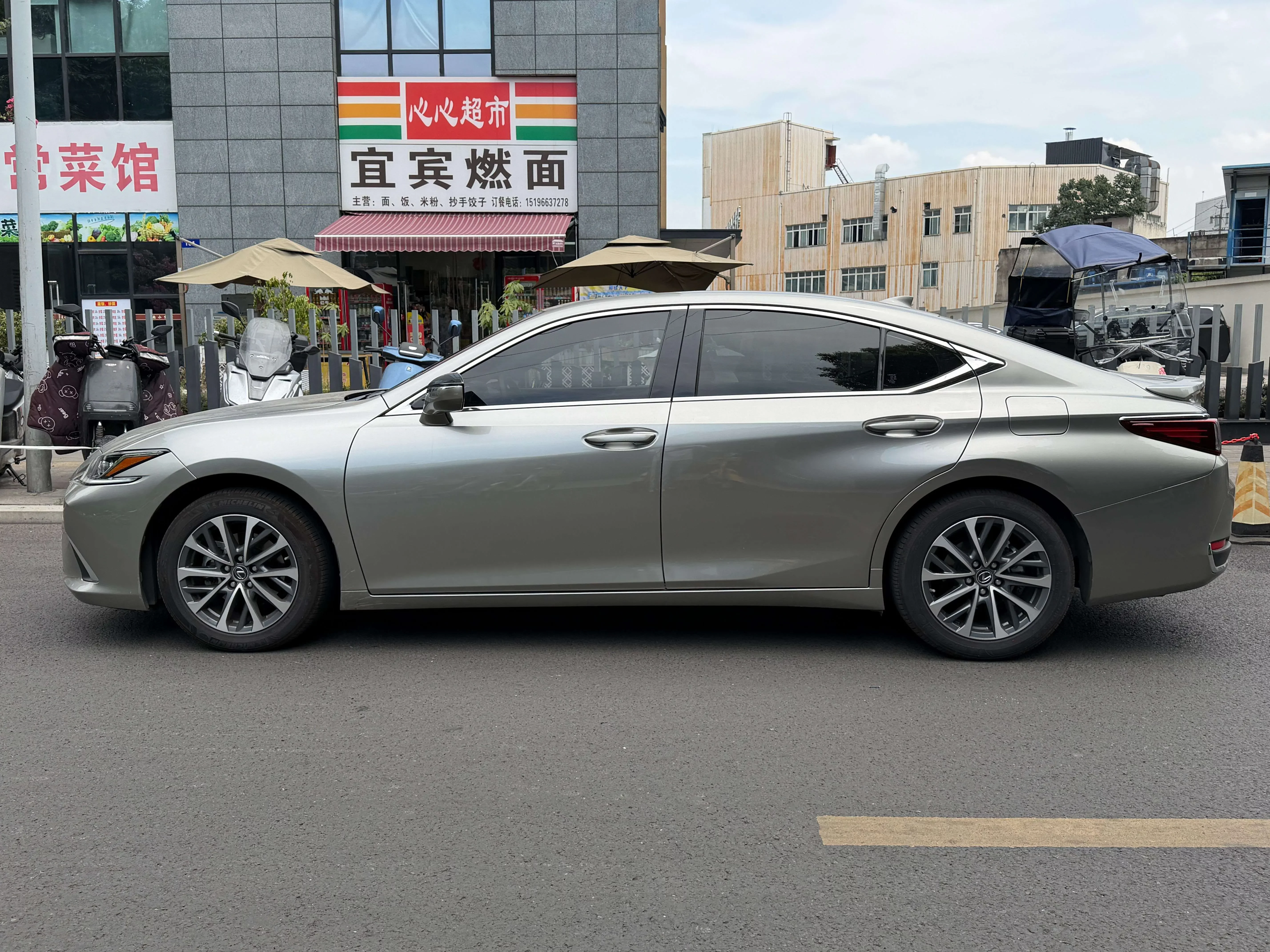 Lexus ES