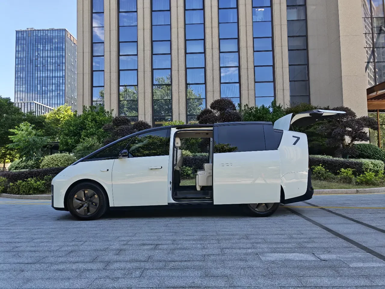 Lixiang MEGA