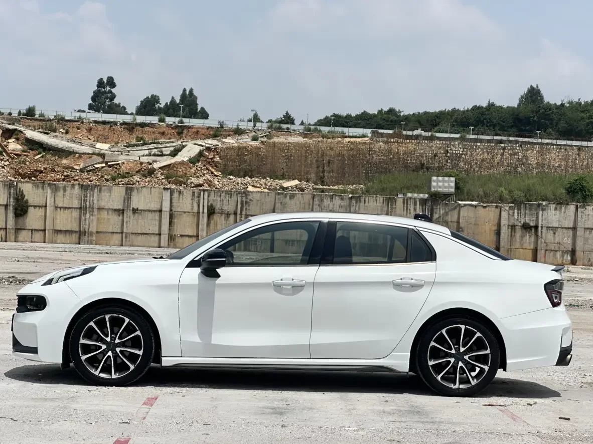 Lynk & Co 03