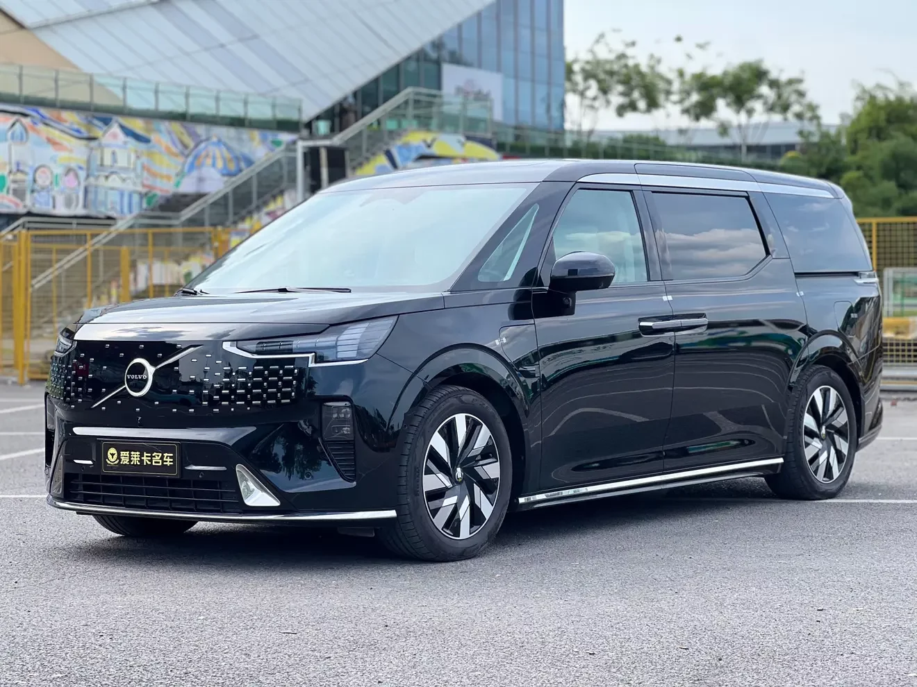 Volvo EM90  из Китая