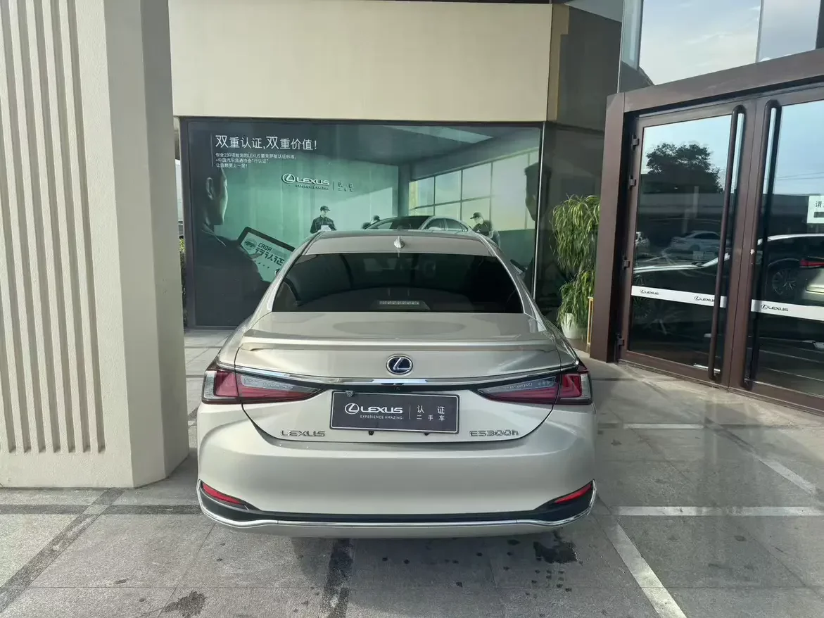 Lexus ES