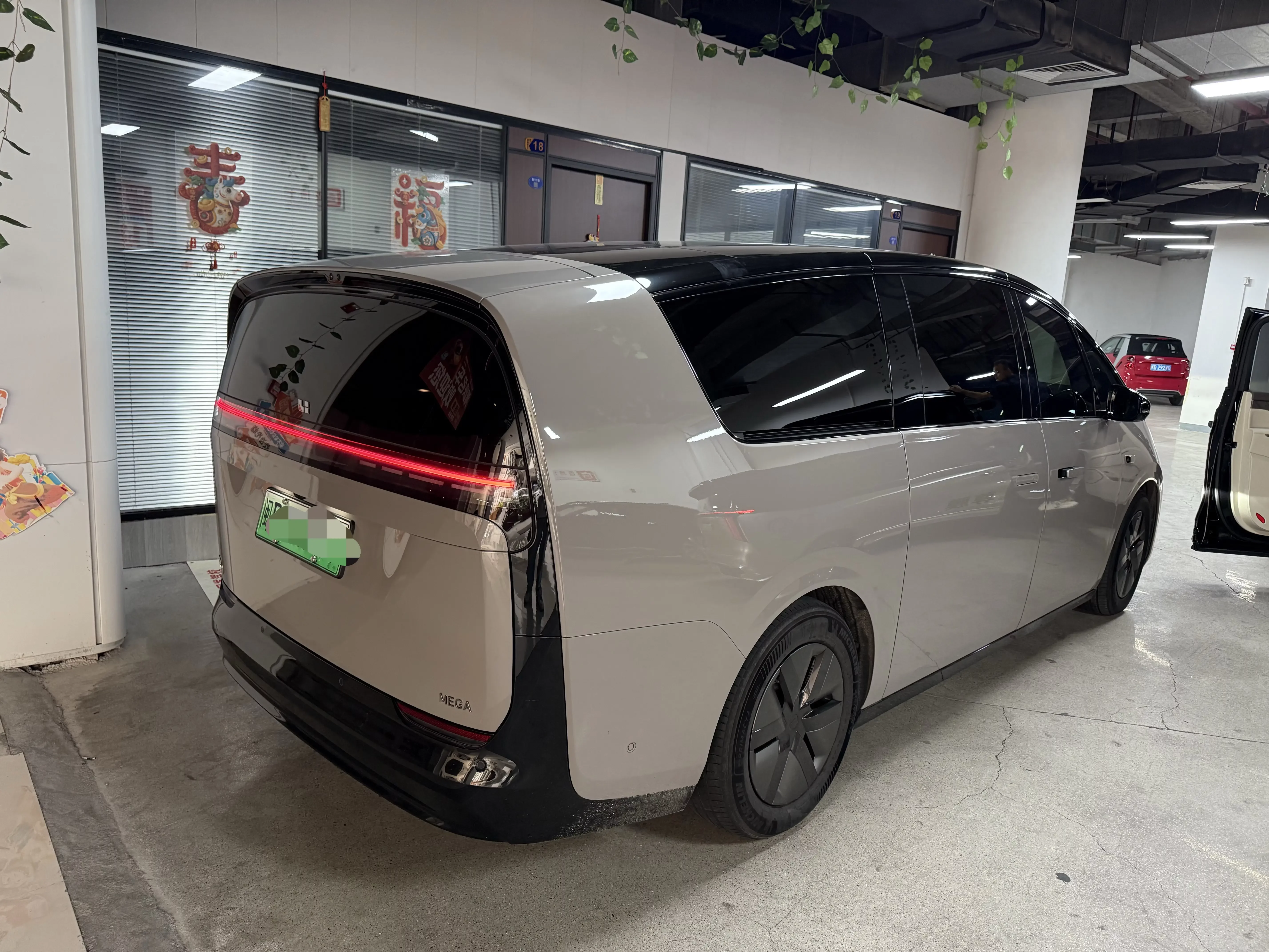 Lixiang MEGA