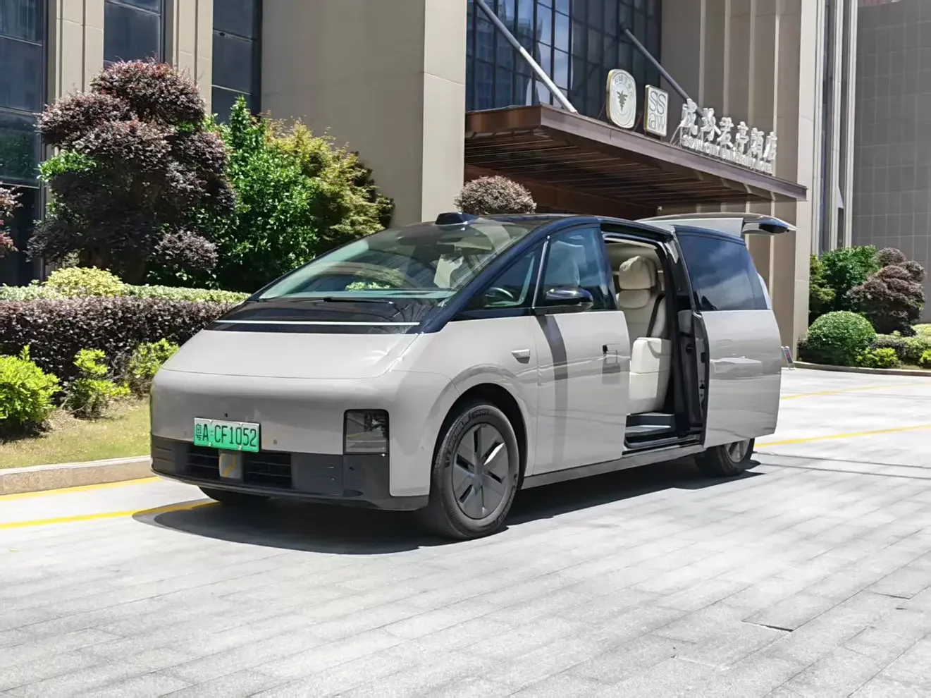 Lixiang MEGA