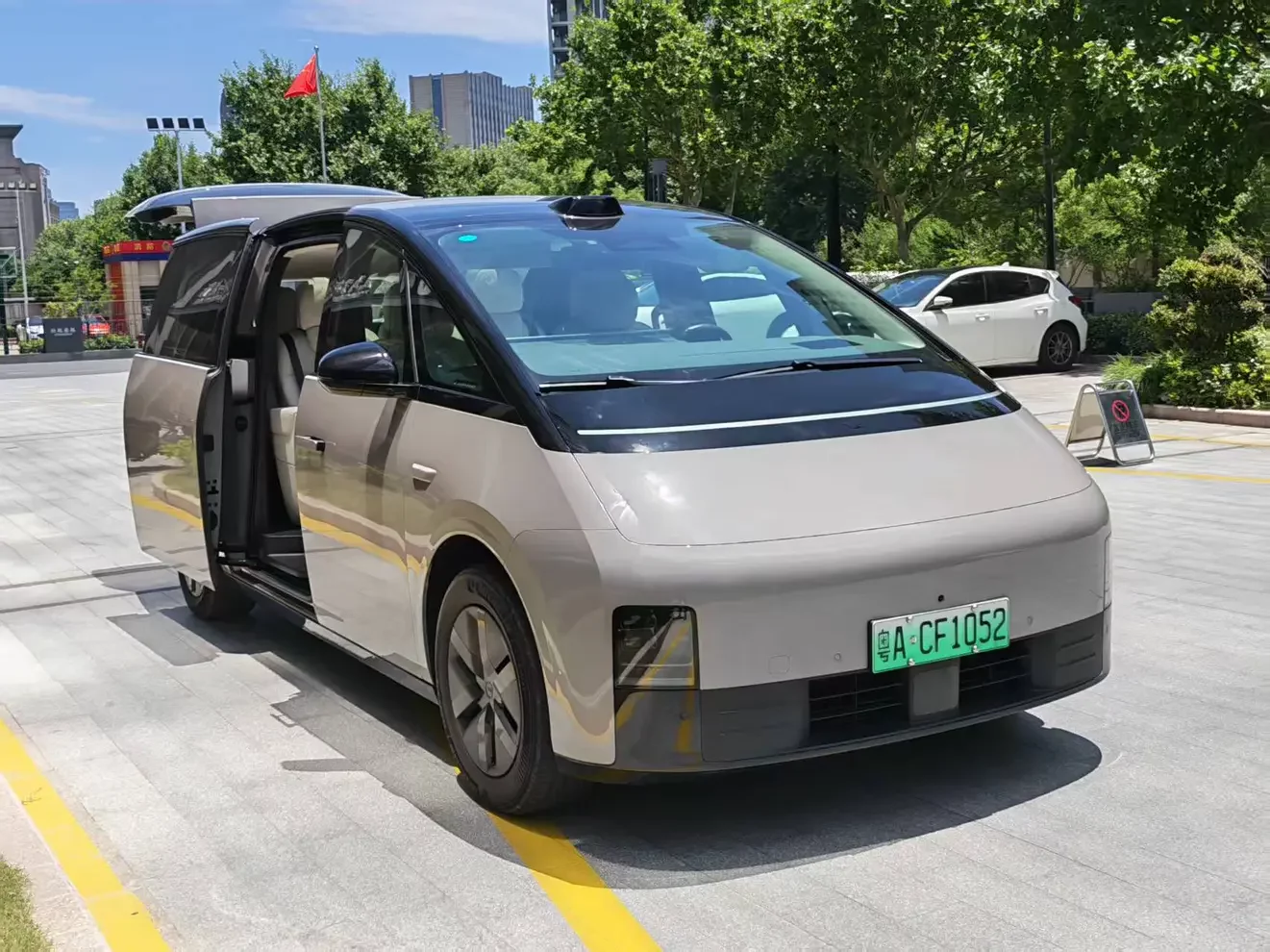 Lixiang MEGA