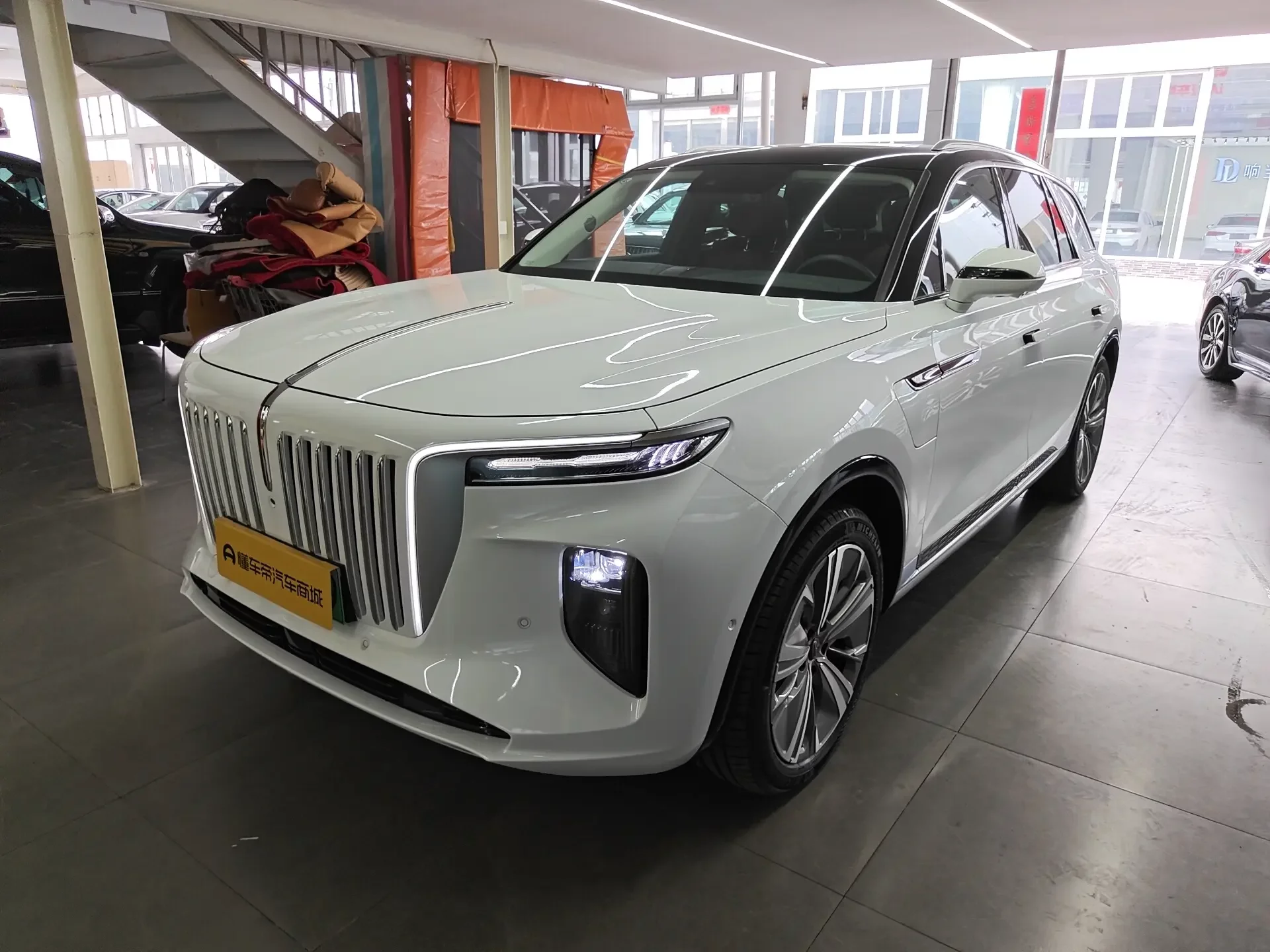 Hongqi E-HS9  из Китая