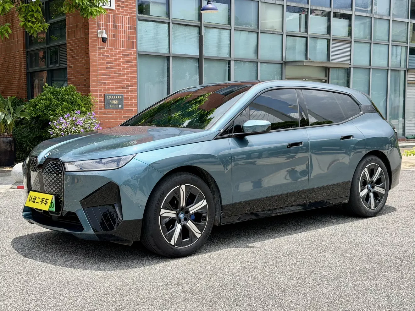 BMW iX  из Китая