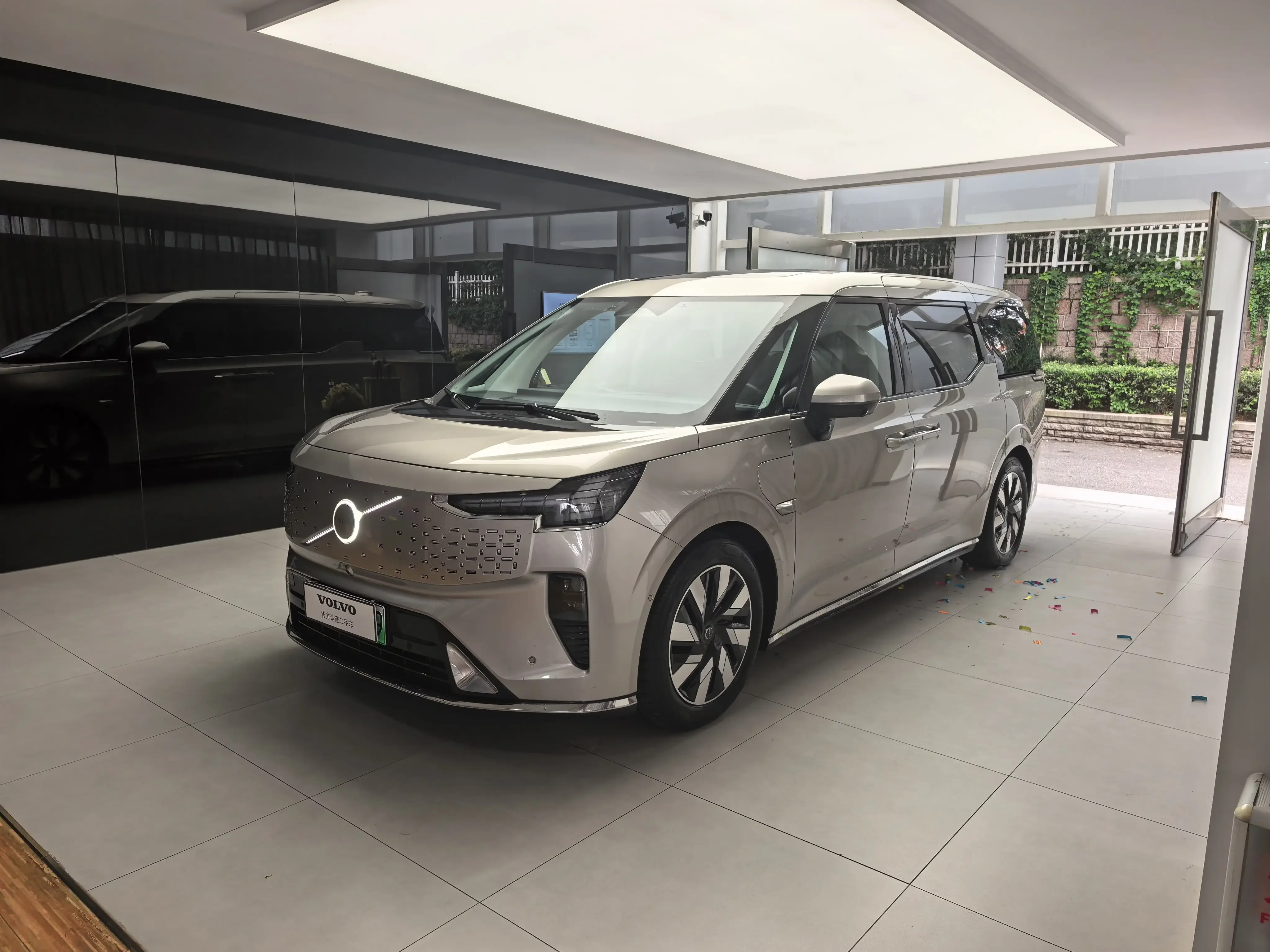 Volvo EM90  из Китая