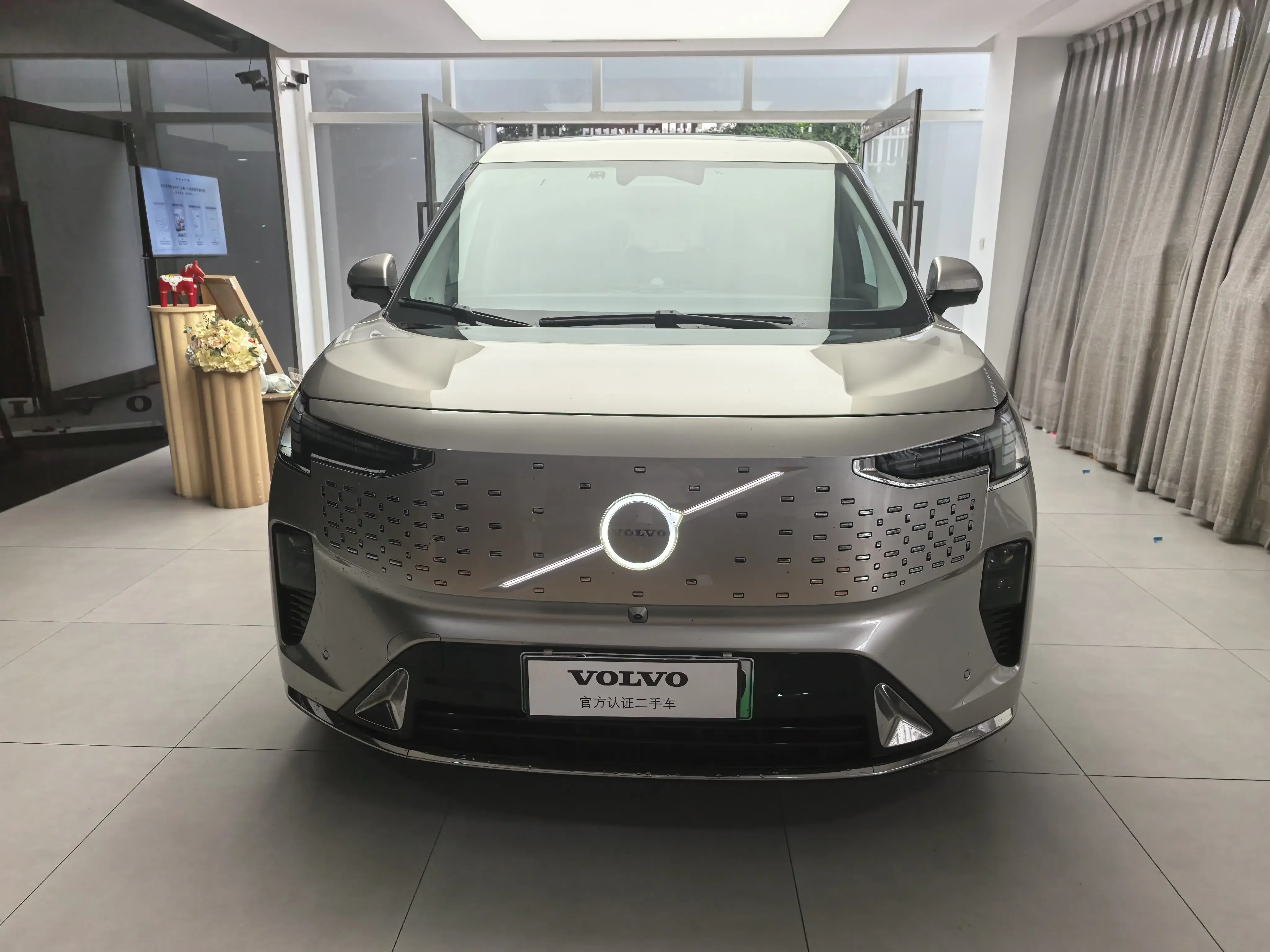 Volvo EM90  из Китая