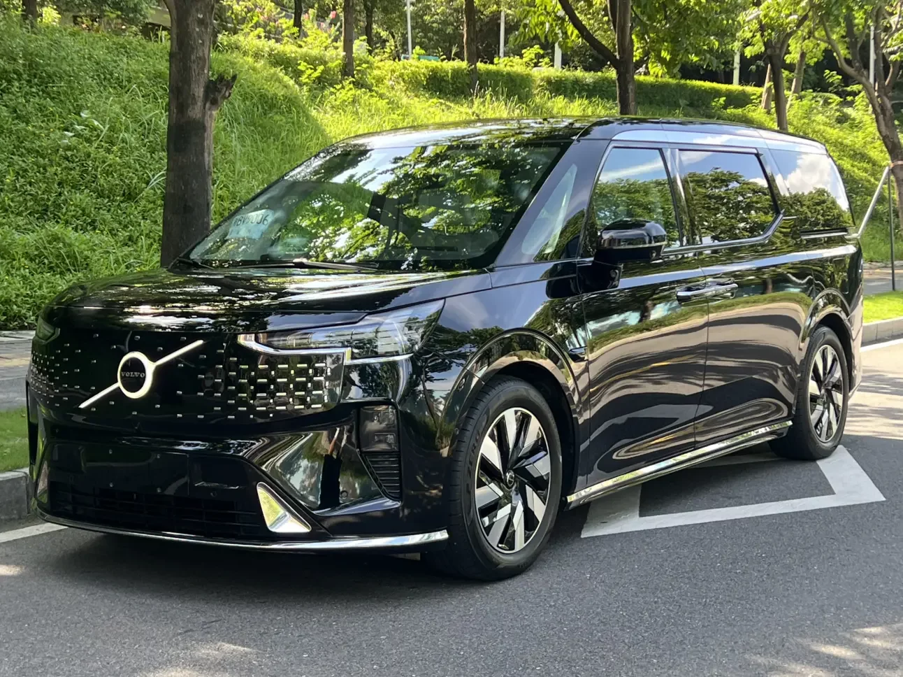 Volvo EM90  из Китая