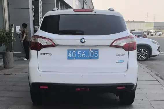 Kai Chen Venucia T70