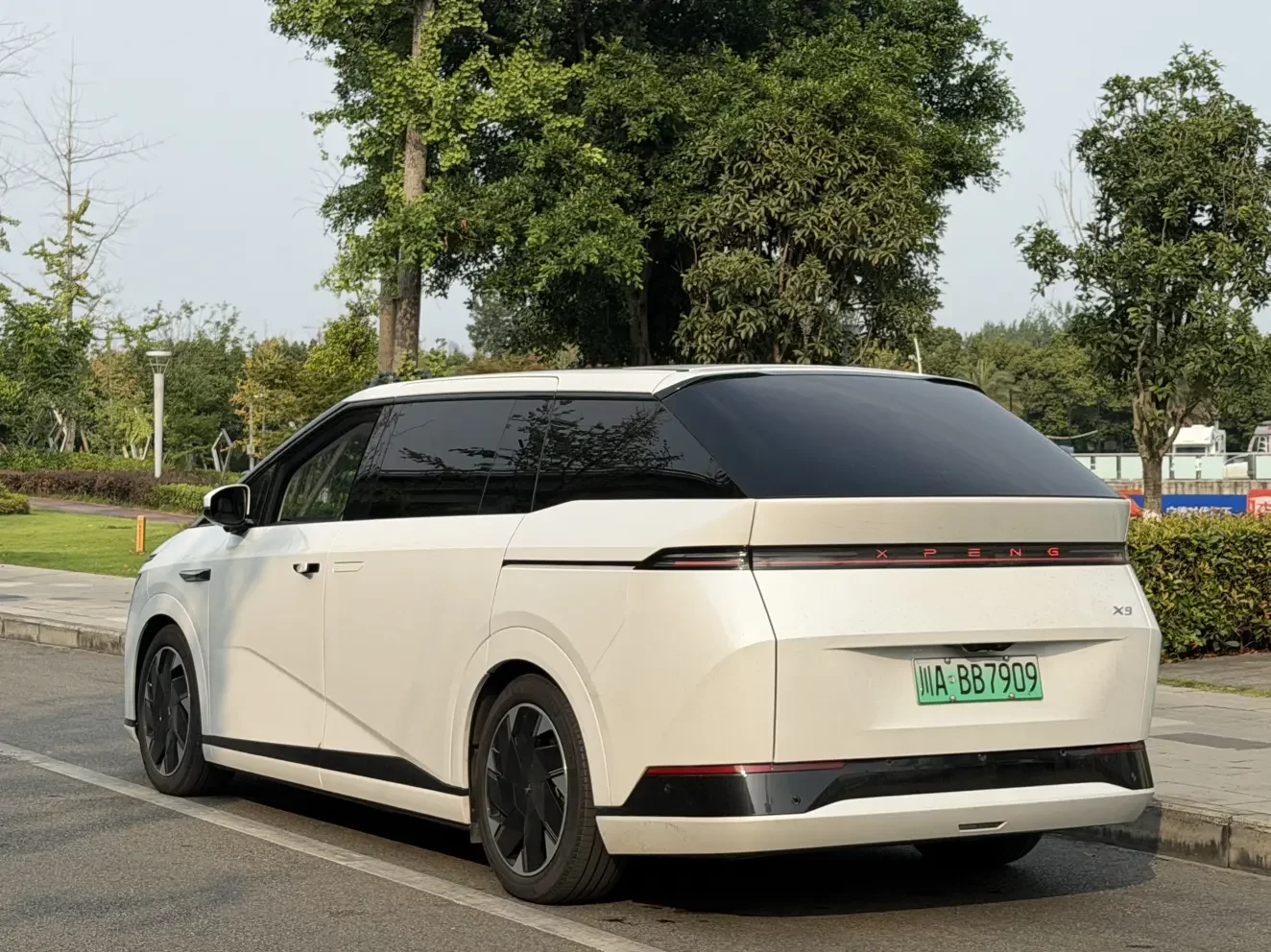 Xpeng X9