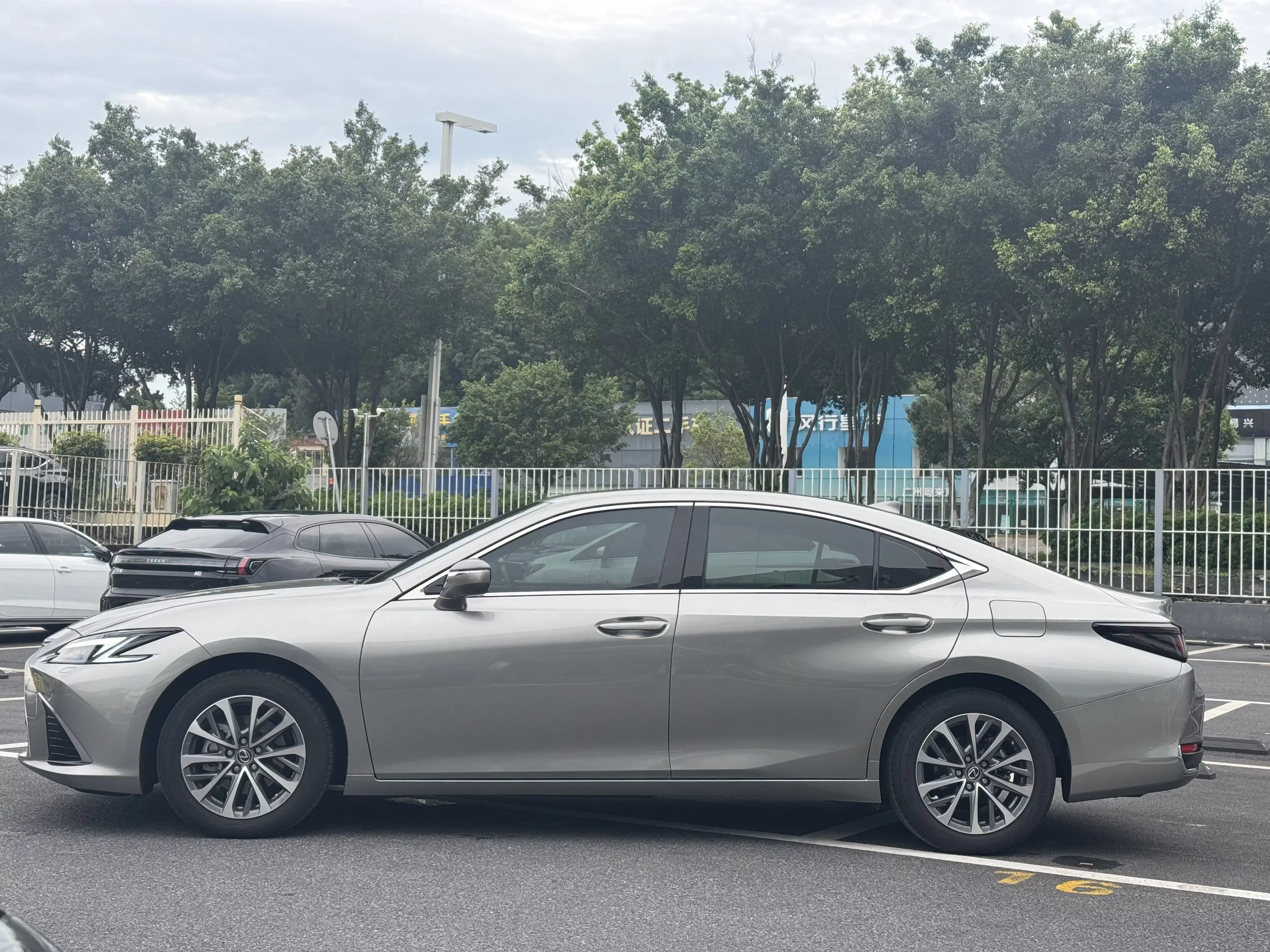Lexus ES