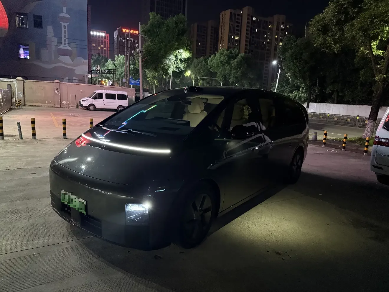 Lixiang MEGA
