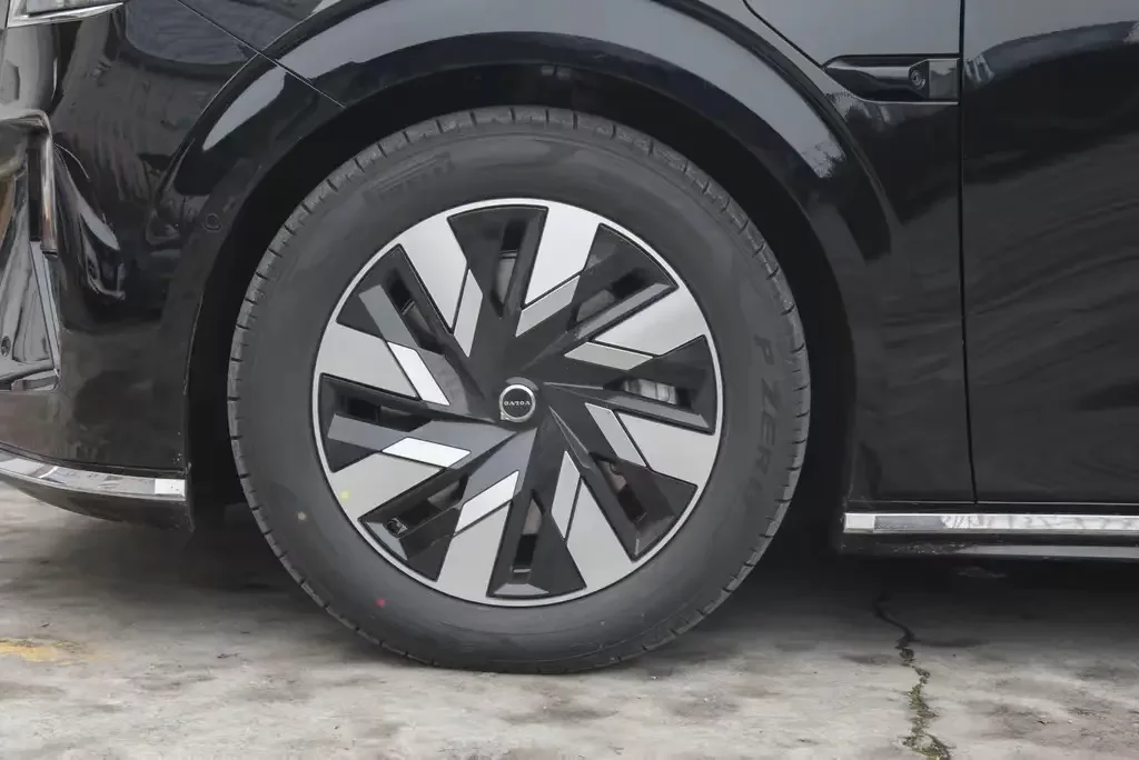 Volvo EM90  из Китая