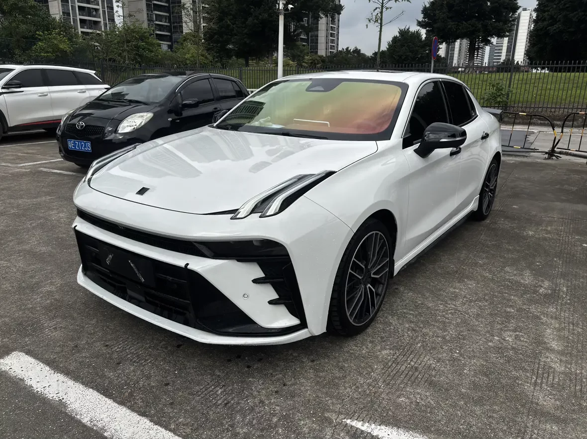 Lynk & Co 03