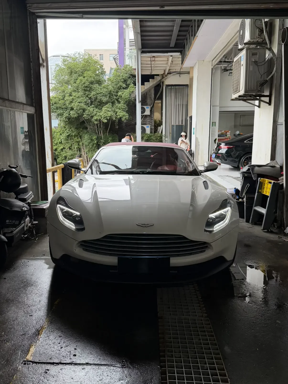 Aston Martin DB11  из Китая