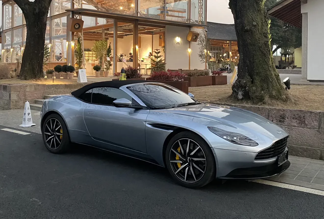 Aston Martin DB11  из Китая