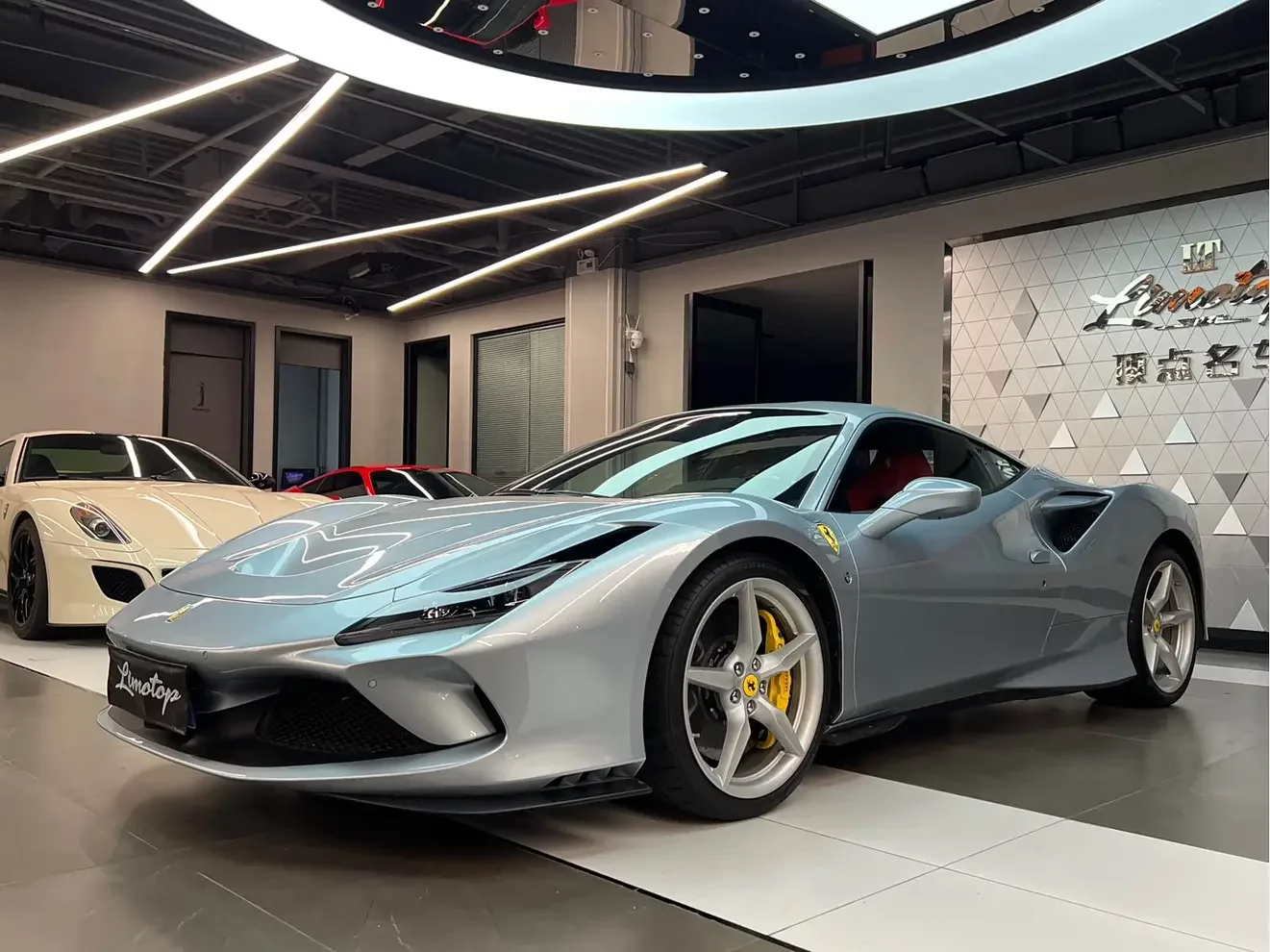 FERRARI F8