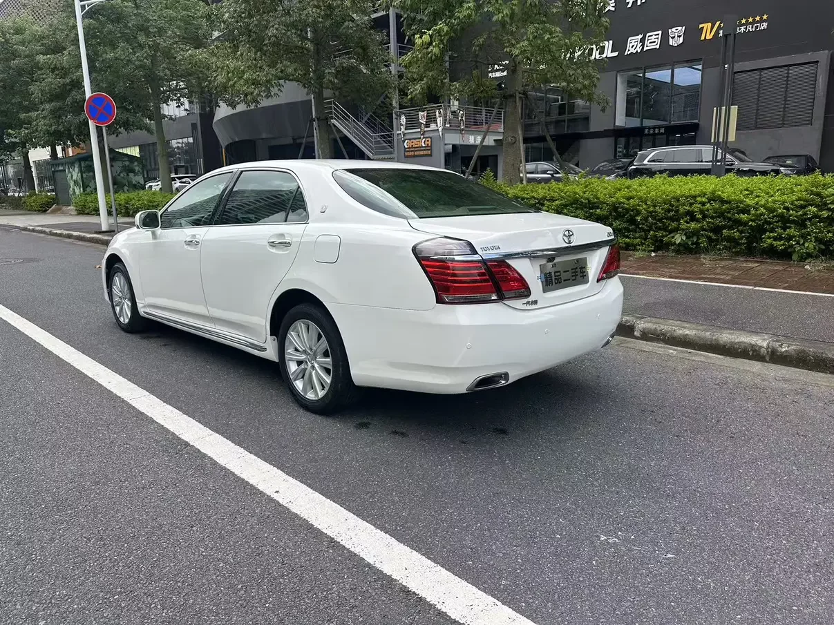 Toyota crown