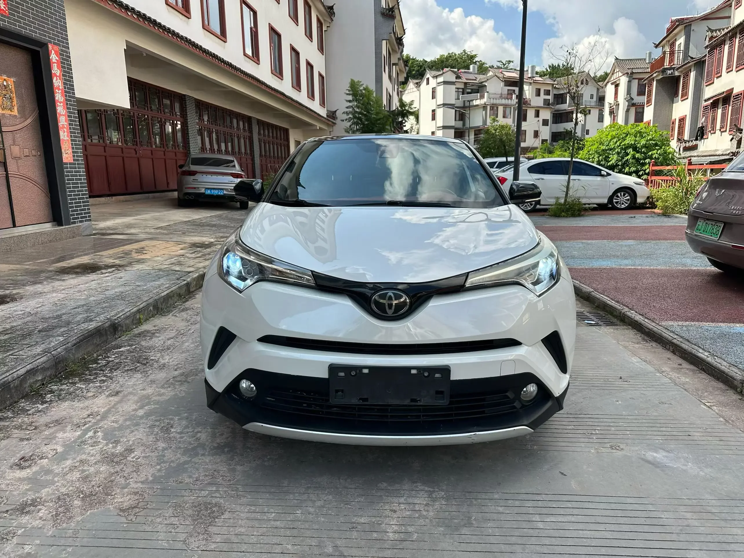 Toyota C-HR Hybrid (Yize IZOA)  из Китая