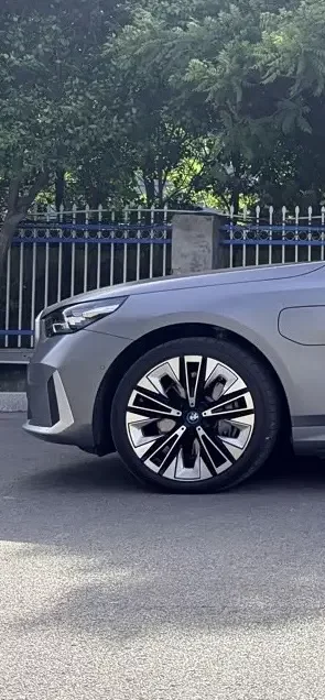 BMW i5