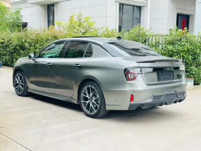 Lynk & Co 03