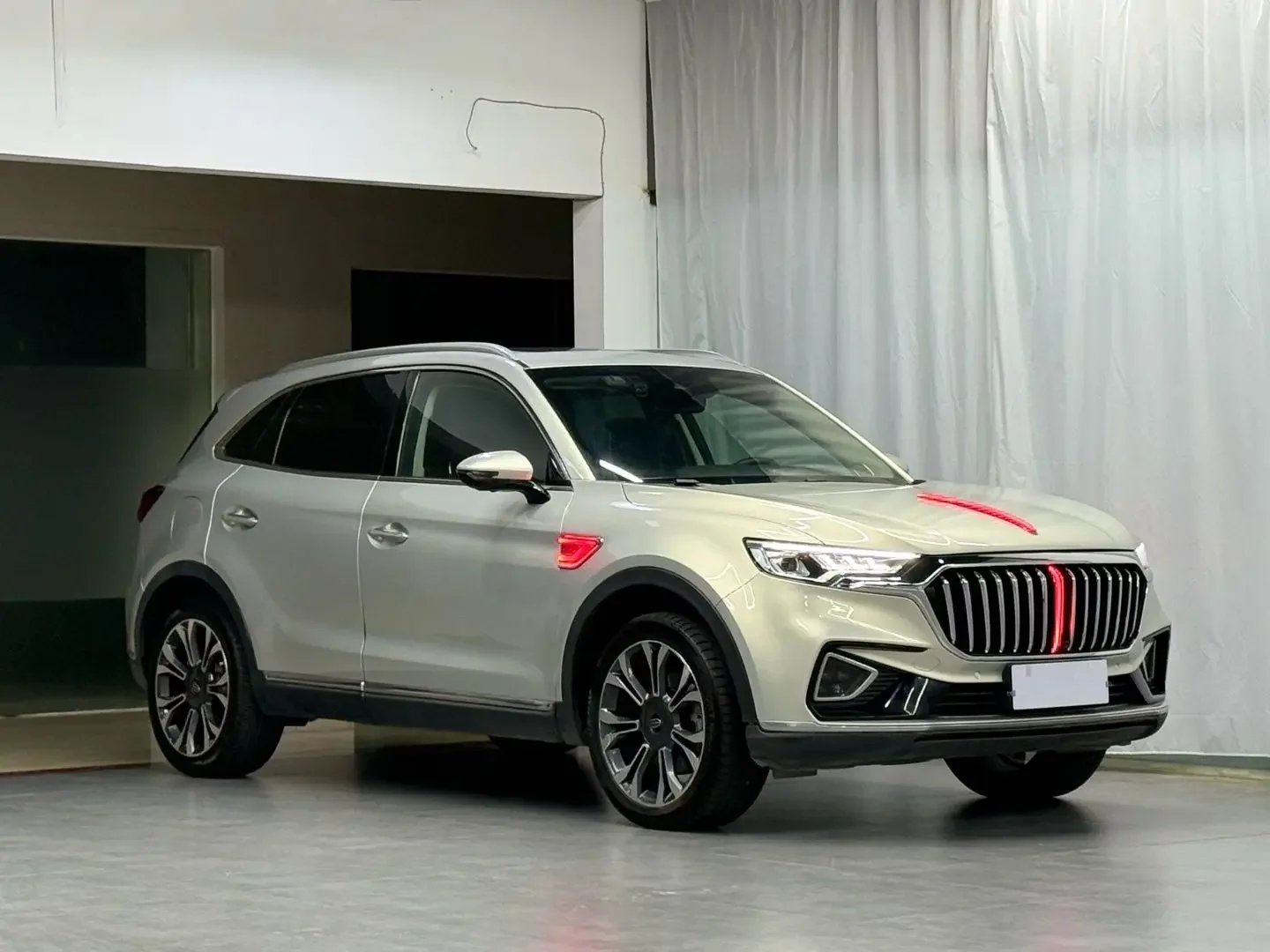 Hongqi HS5