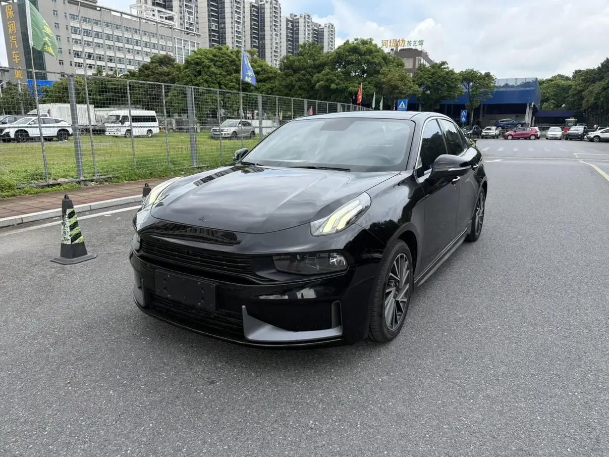 Lynk & Co 03
