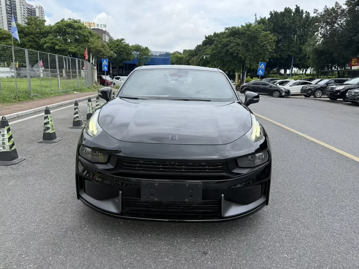 Lynk & Co 03