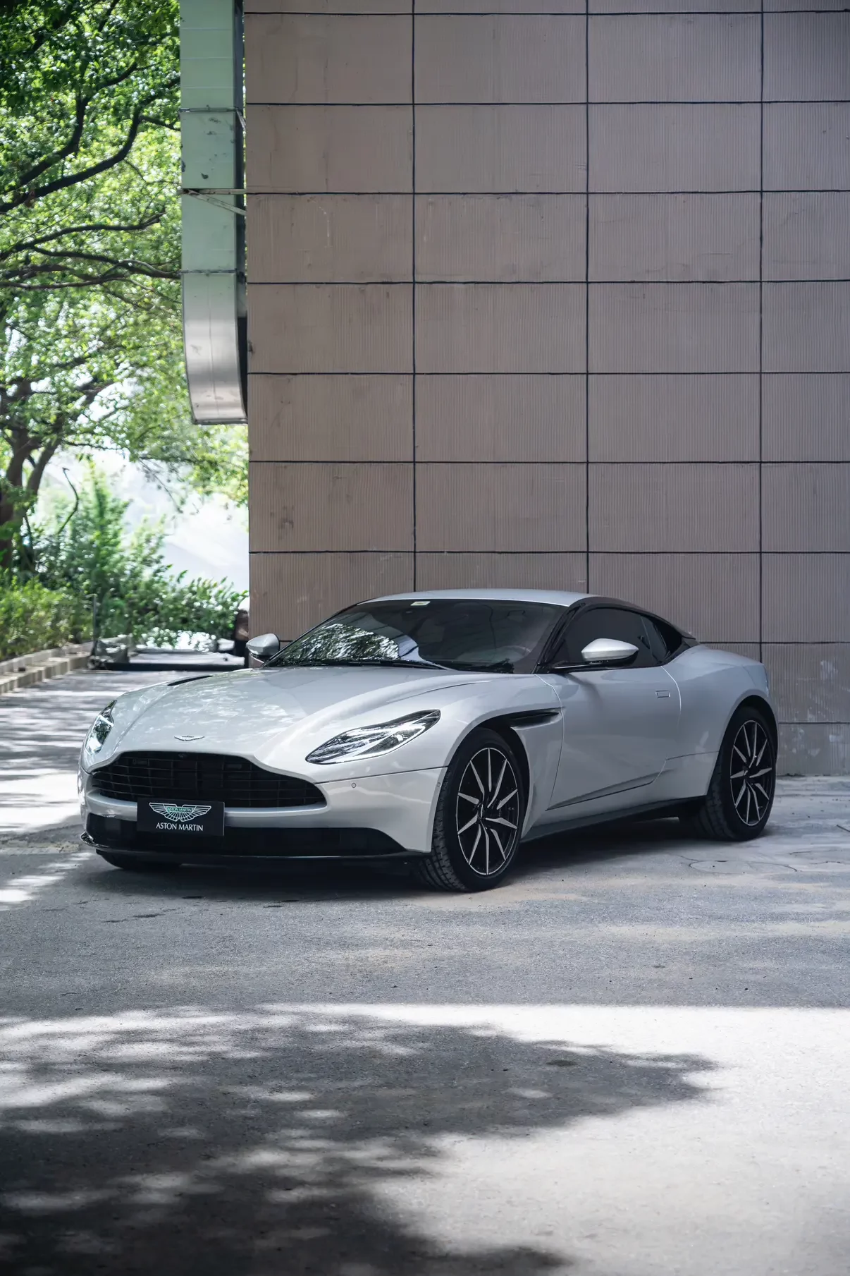 Aston Martin DB11