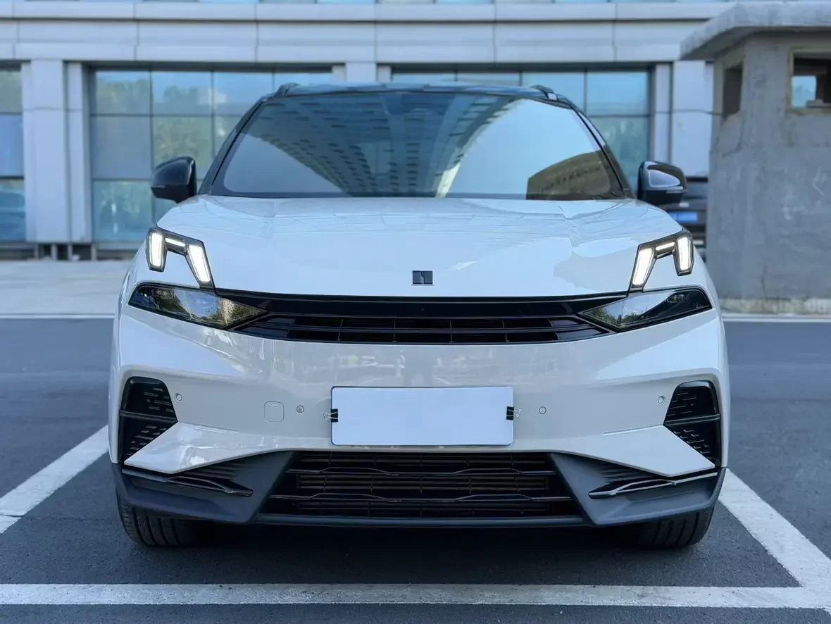 Lynk & Co 06