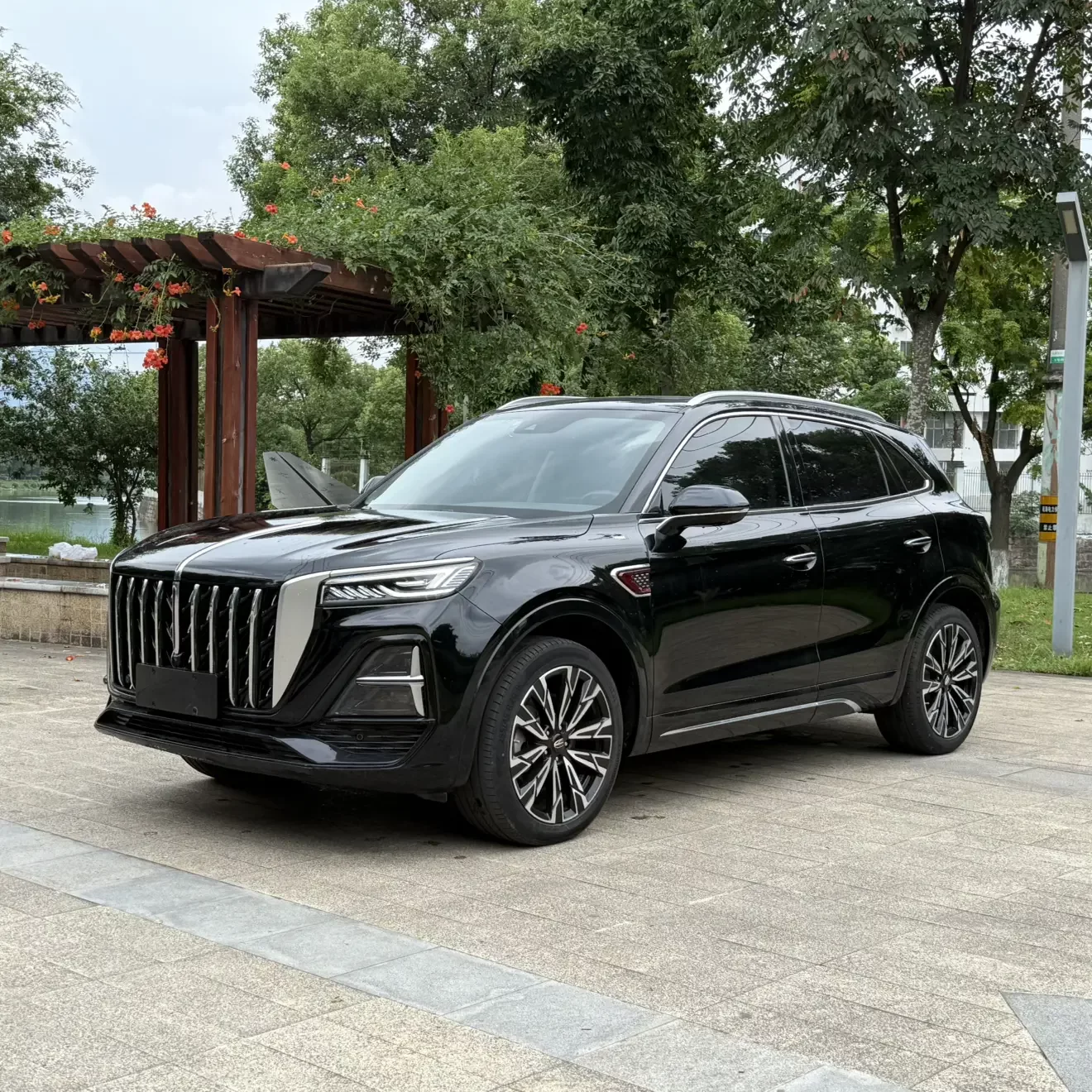 Hongqi HS5