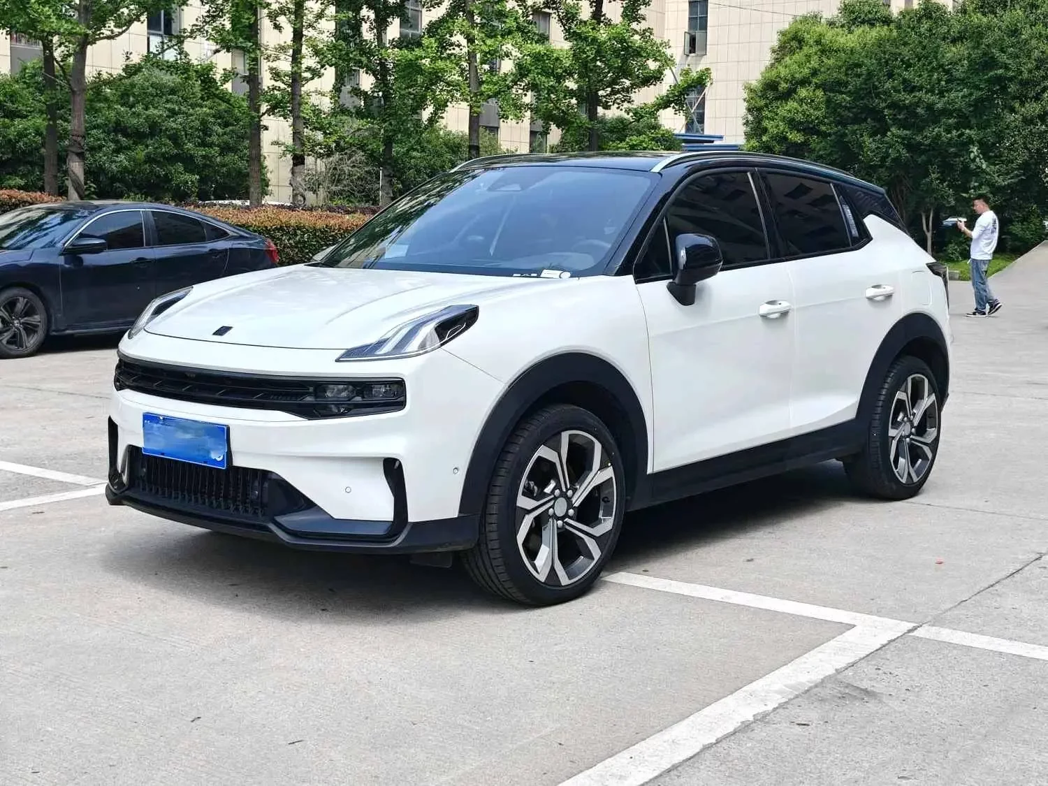 LYNK & CO 06
