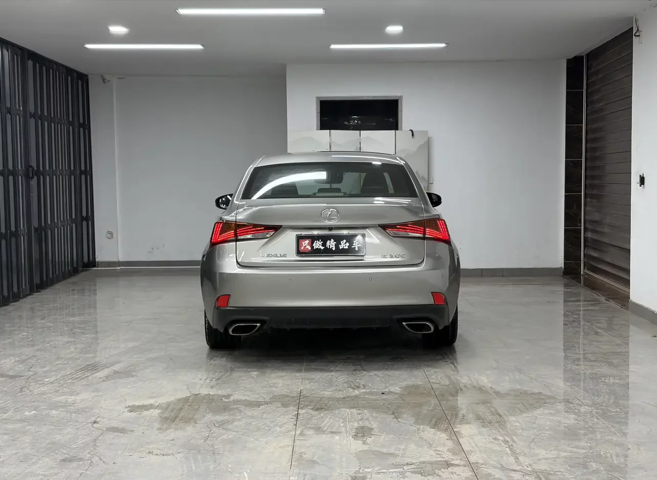 Lexus IS