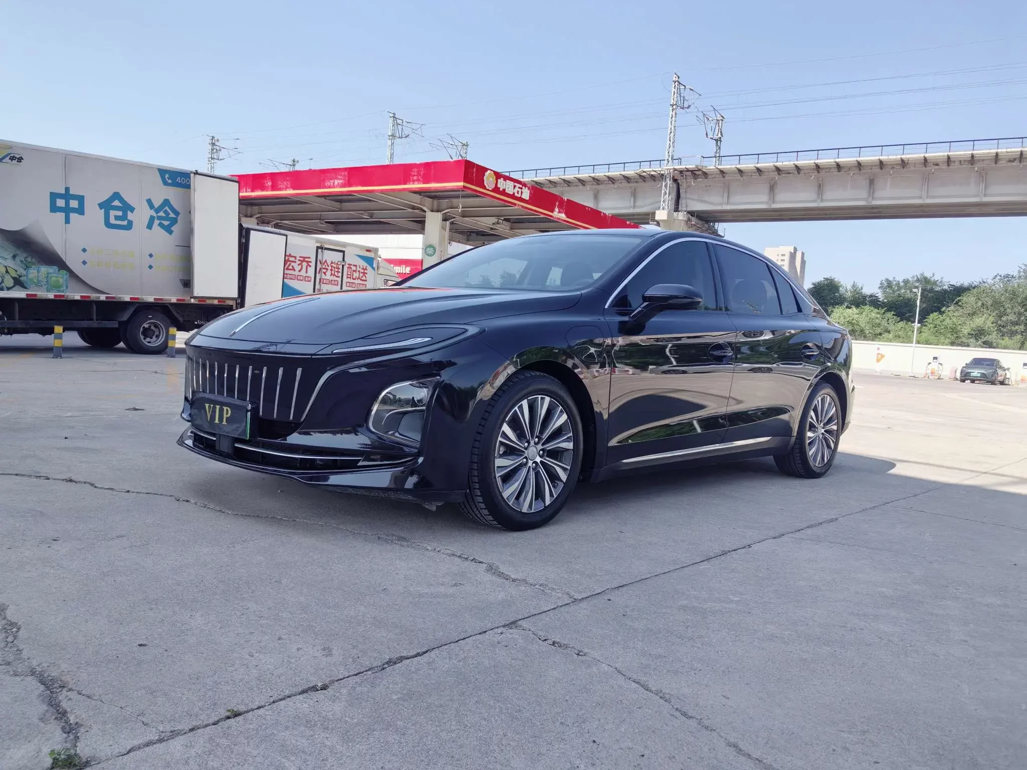 Hongqi E-QM5
