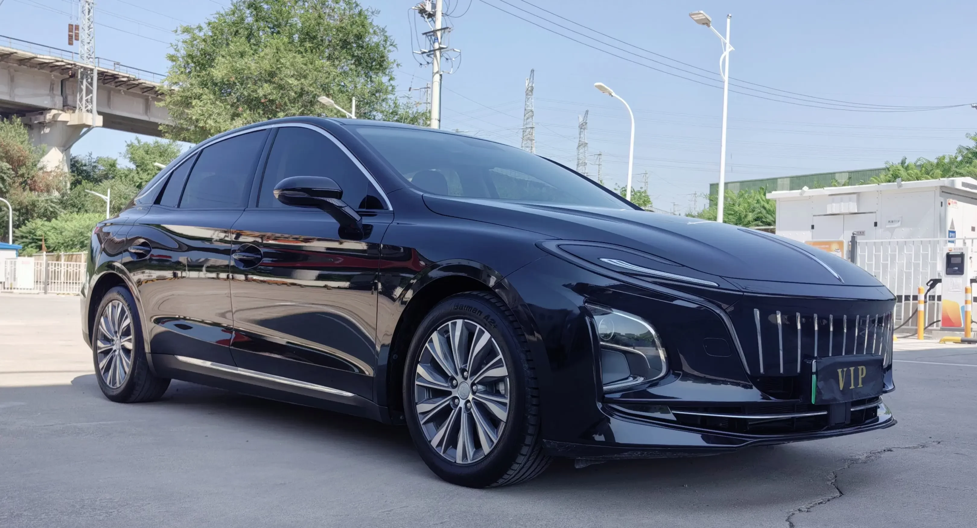 Hongqi E-QM5