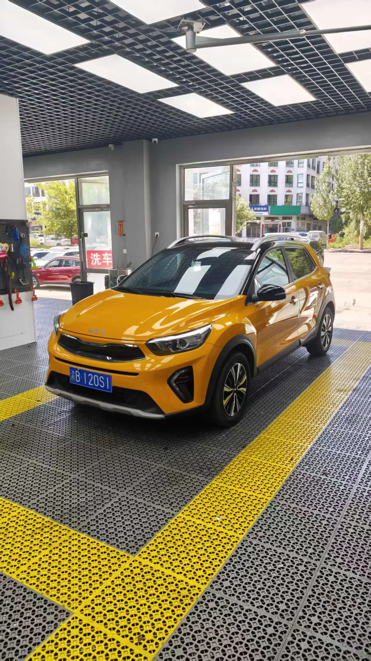 KIA KX1