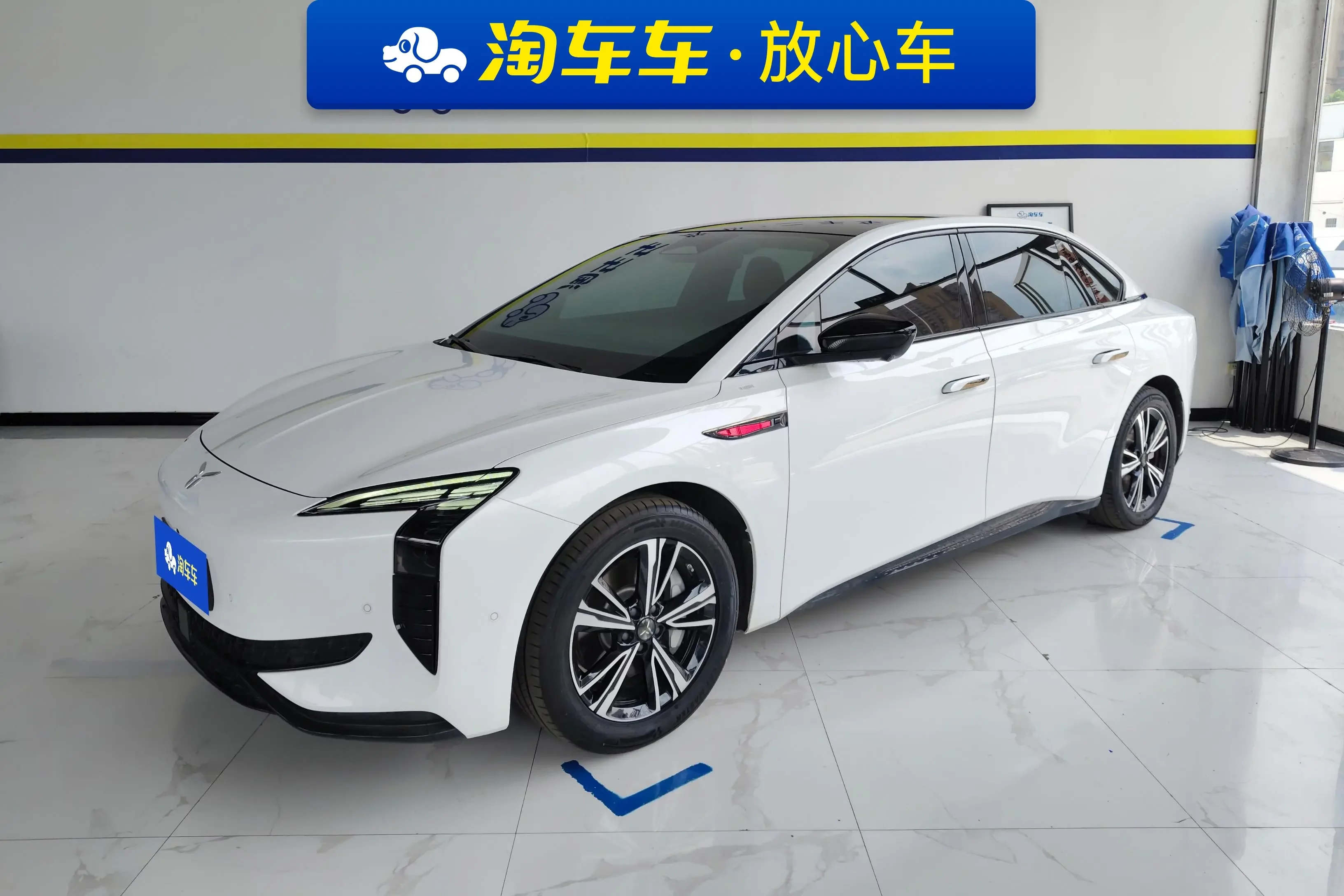 Hongqi EH7