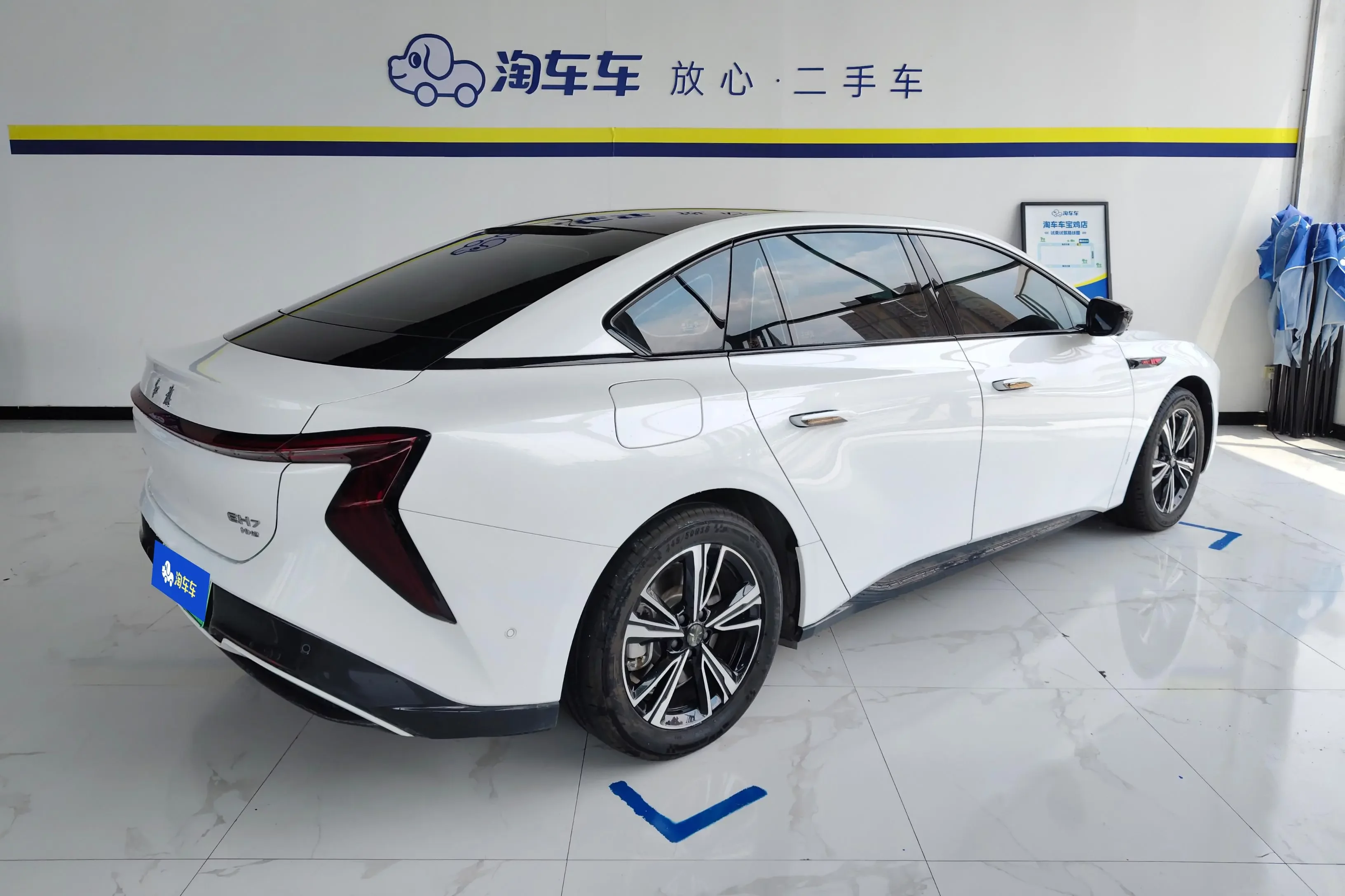 Hongqi EH7