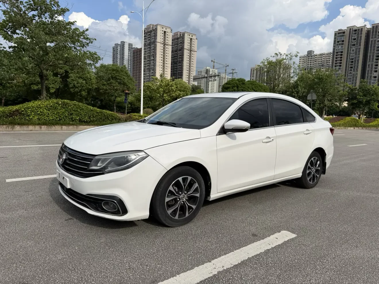Forthing Jingyi S50  из Китая