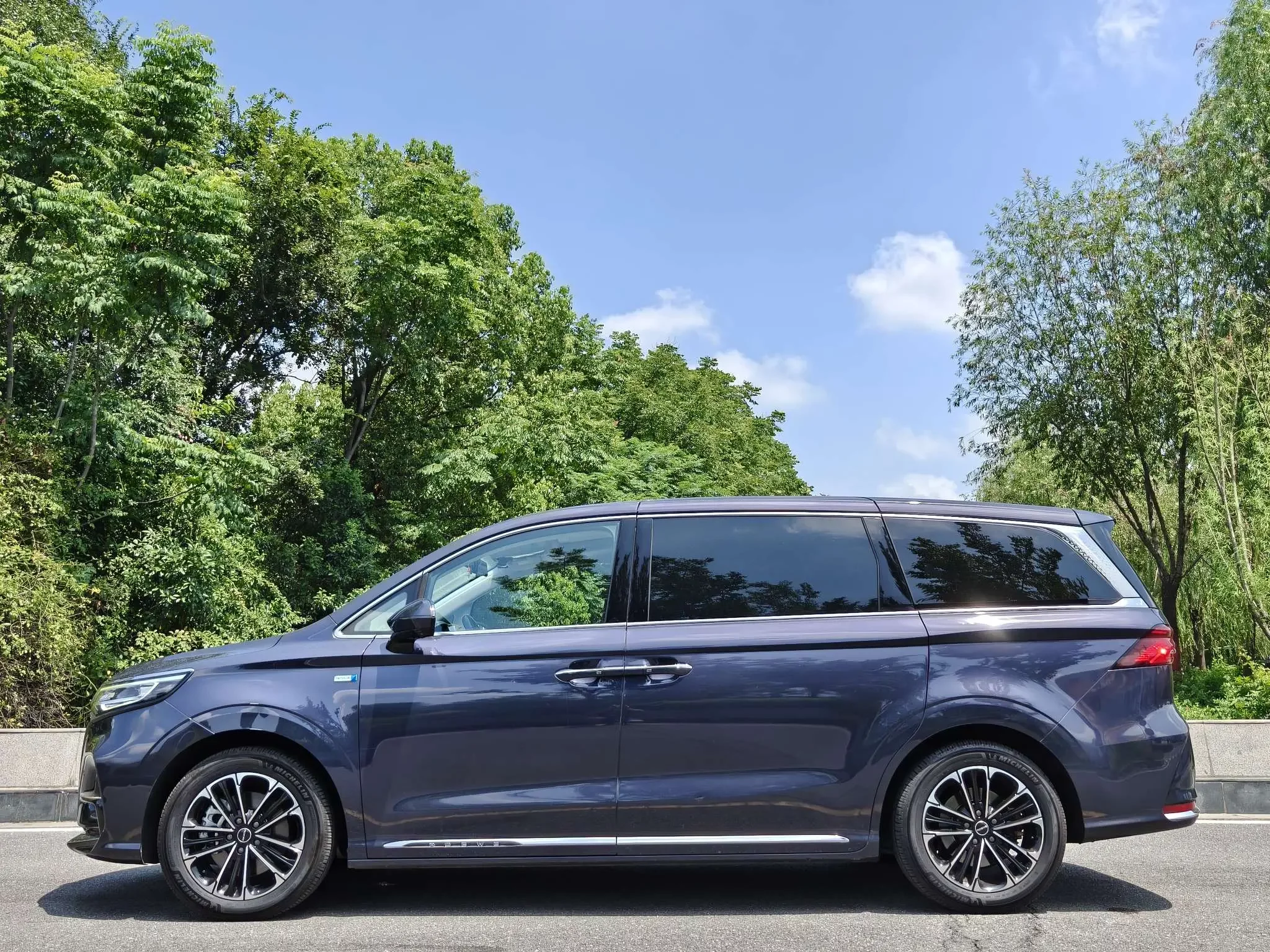 Roewe iMAX8