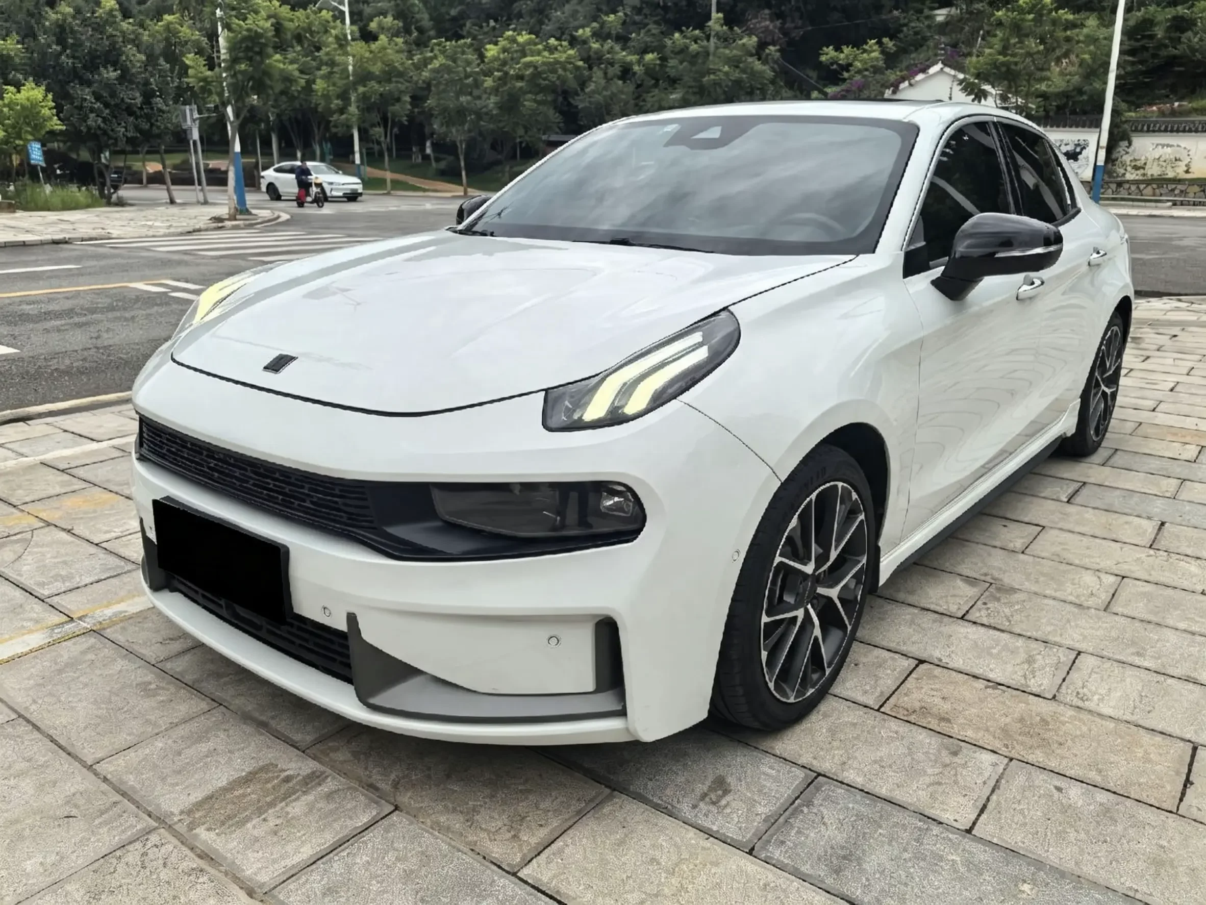 Lynk & Co 03
