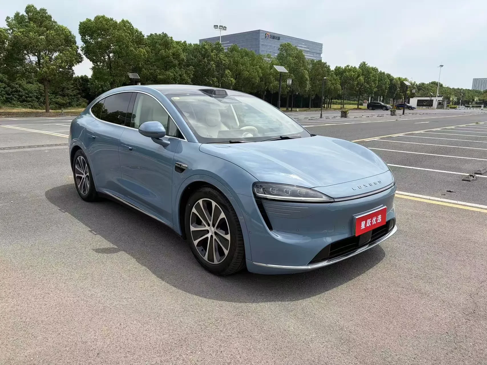 Luxeed Zhijie R7