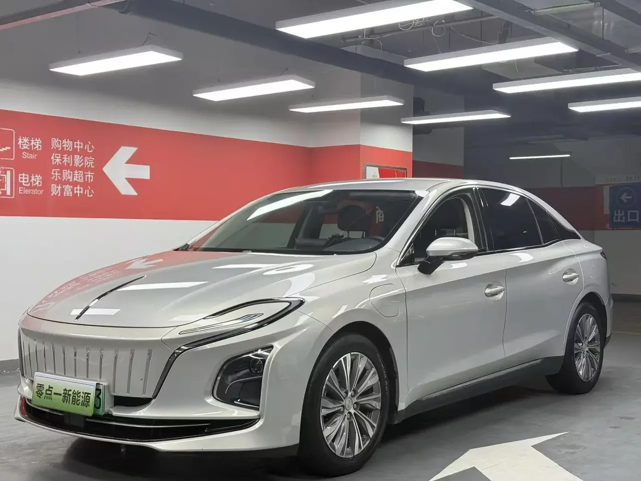 Hongqi E-QM5