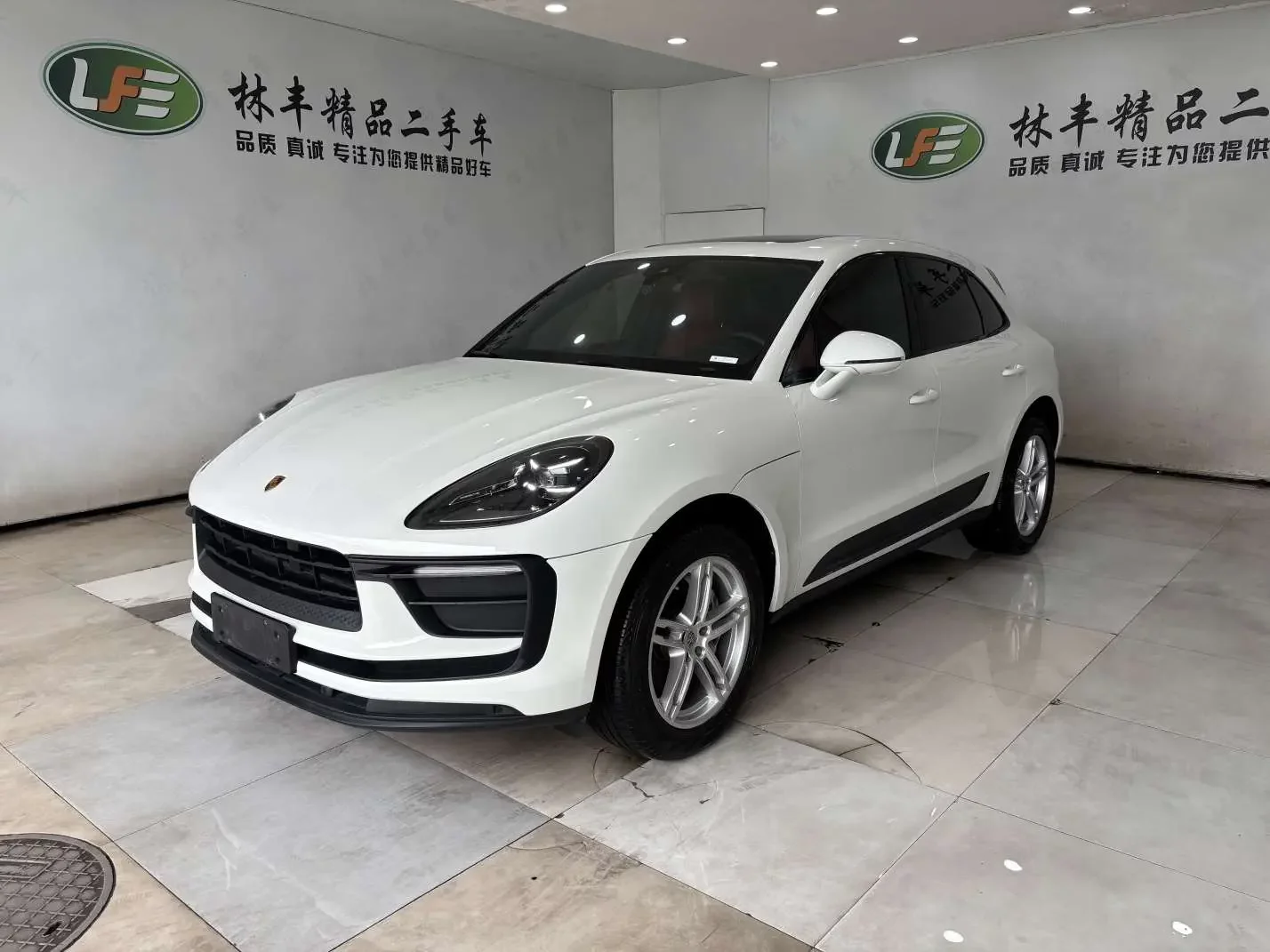 PORSCHE MACAN