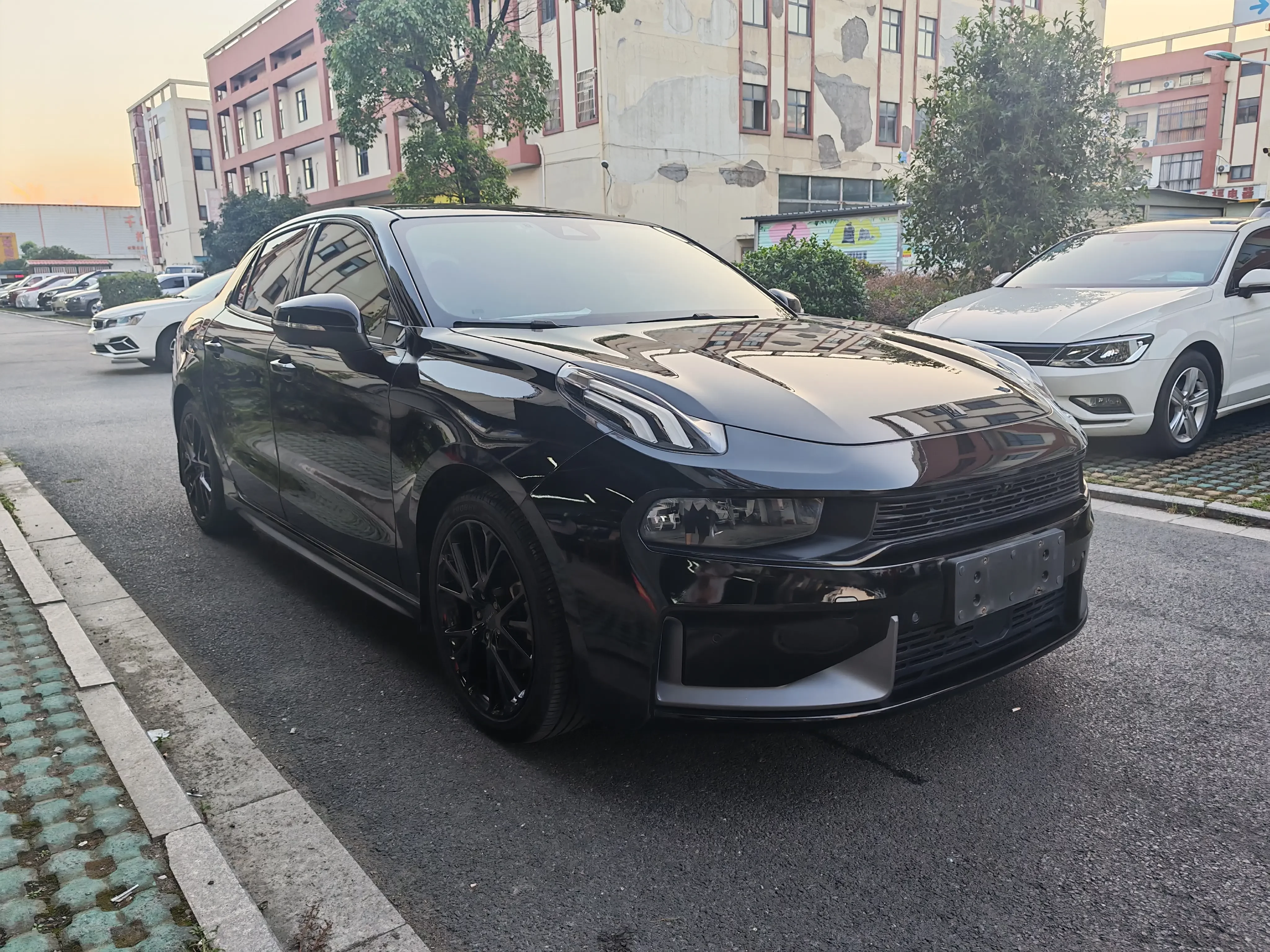 Lynk & Co 03