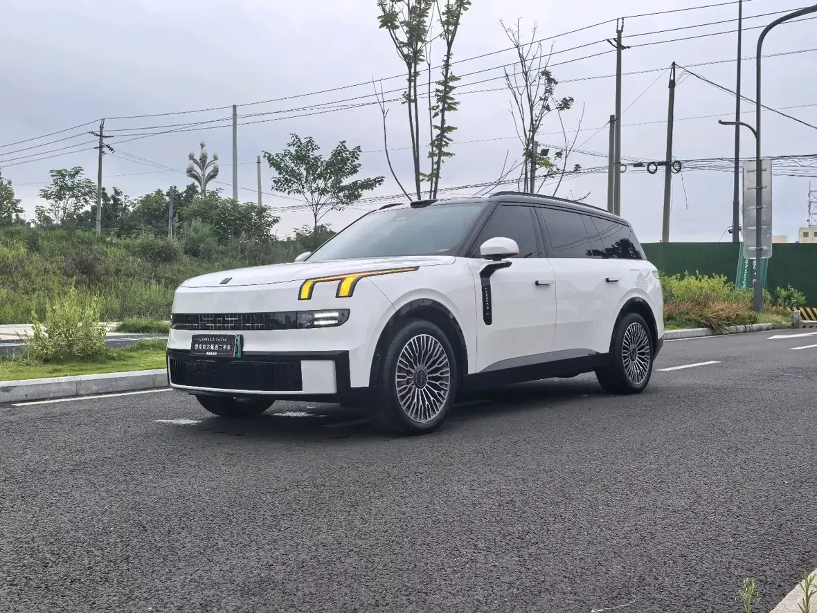 Lynk & Co 900