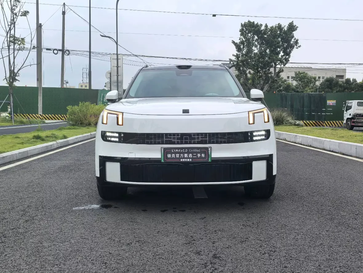 Lynk & Co 900