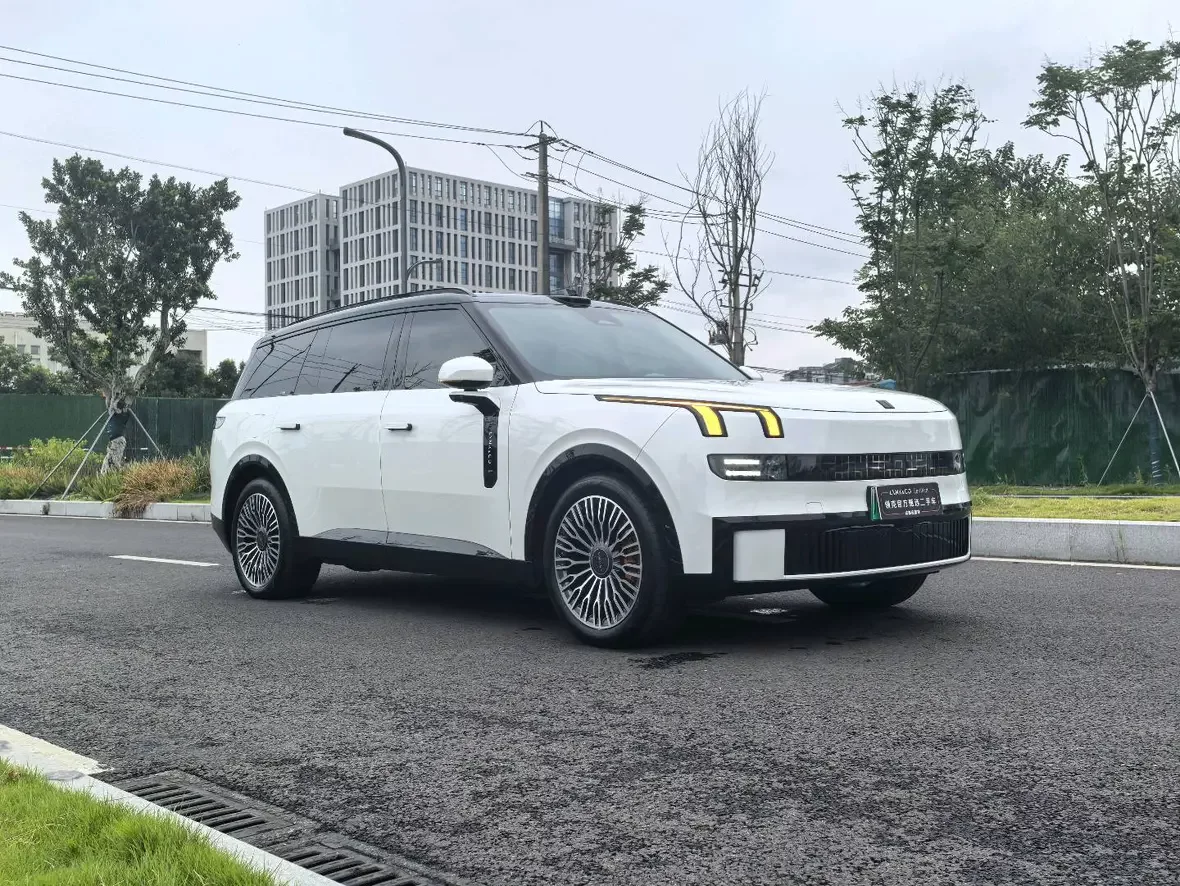 Lynk & Co 900