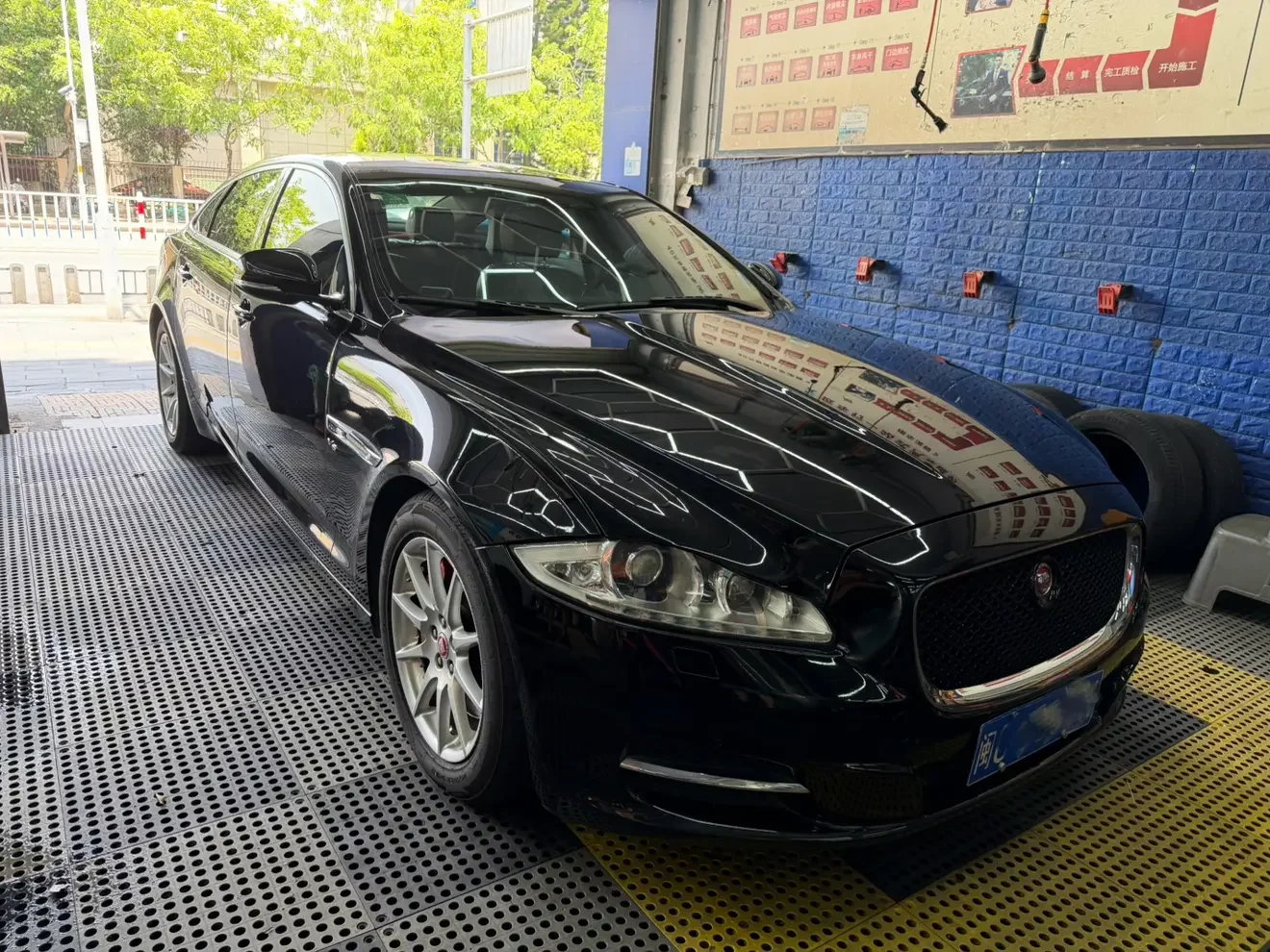 Jaguar XJ